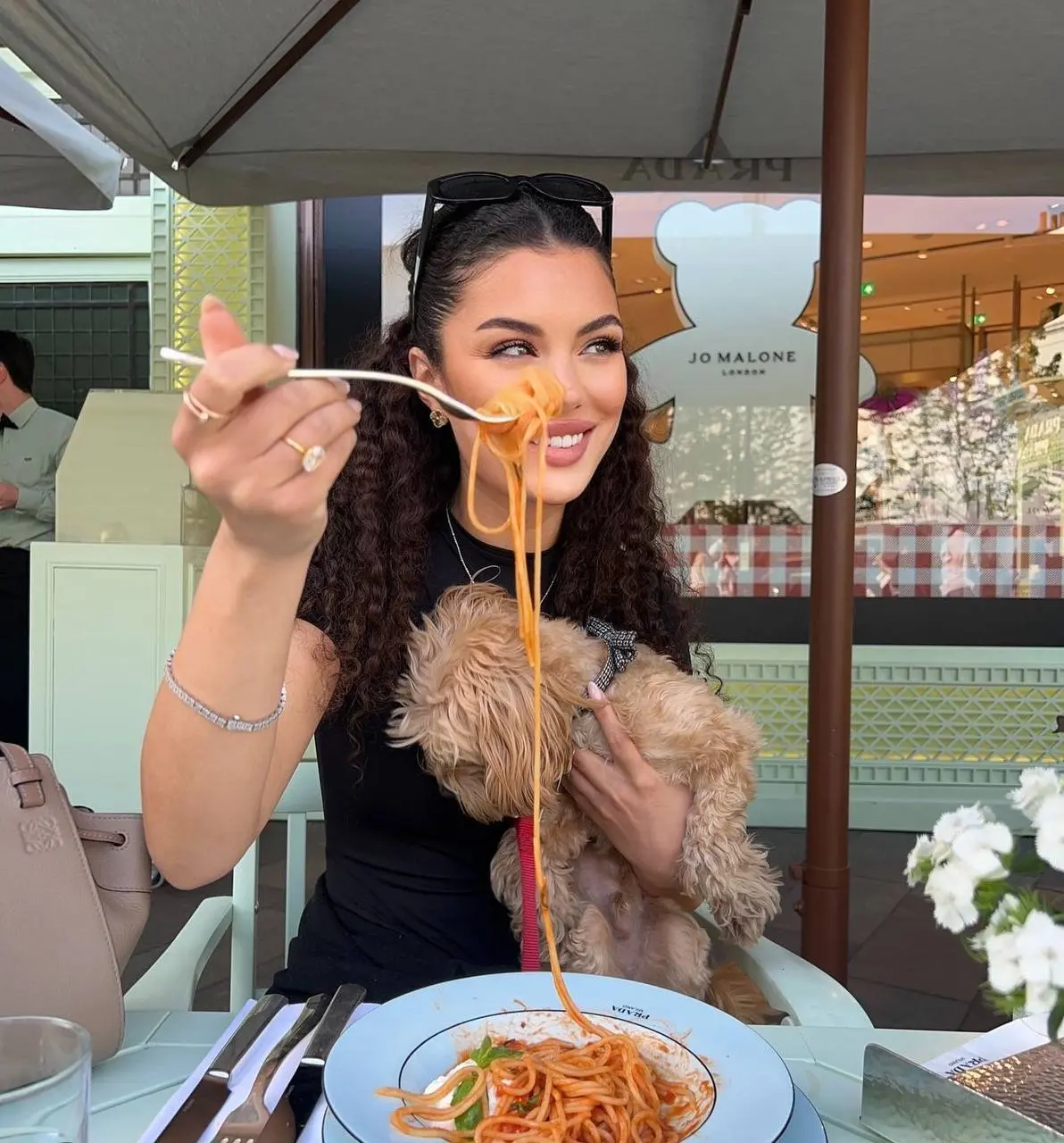 Saber M&aacute;s Sobre Ella